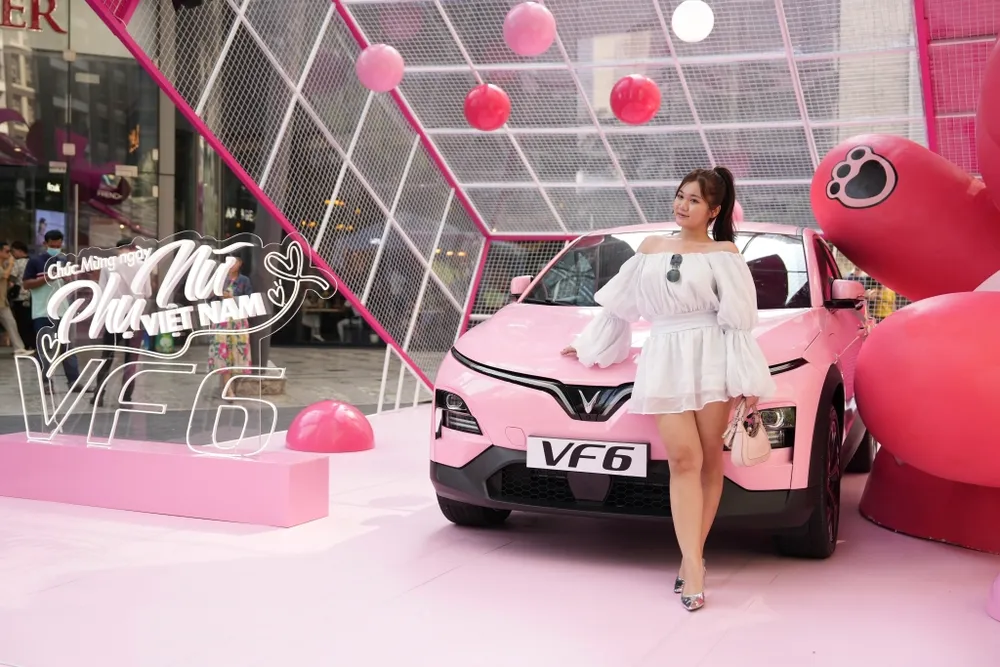 Chị La Hồng Ngọc bên cạnh mẫu xe VF 6 tại TPHCM Chị La Hồng Ngọc bên cạnh mẫu xe VF 6 tại TPHCM