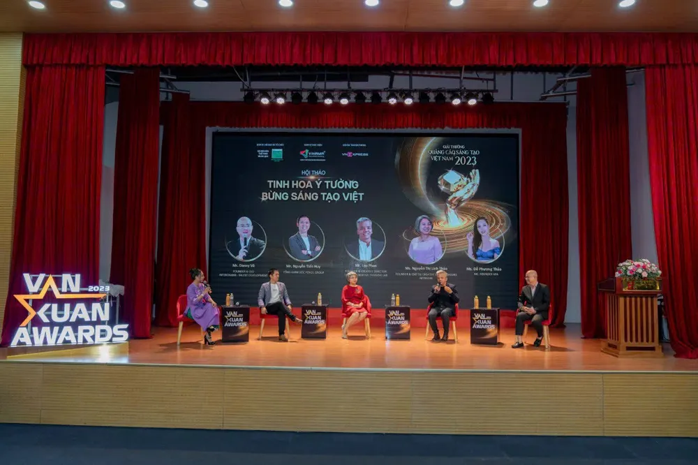 Các đại biểu tọa đàm tại “Tinh hoa Ý tưởng, Bừng sáng tạo Việt” Các đại biểu tọa đàm tại “Tinh hoa Ý tưởng, Bừng sáng tạo Việt”