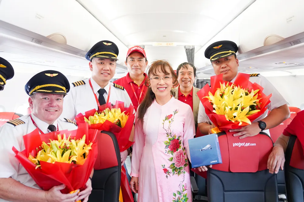 Nhân viên Vietjet chào đón máy bay thứ 101 về với đội bay Vietjet