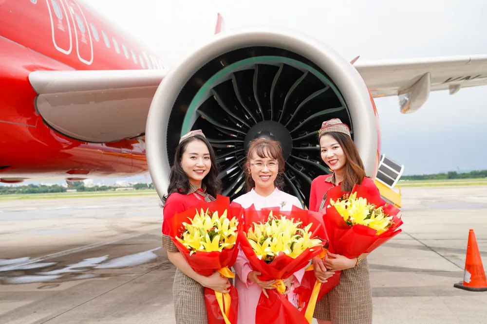 Chủ tịch Vietjet Nguyễn Thị Phương Thảo cùng hai tiếp viên trưởng Thu Hà và Minh Huyền đã đón máy bay đầu tiên và hôm nay đón máy bay thứ 101 của Vietjet