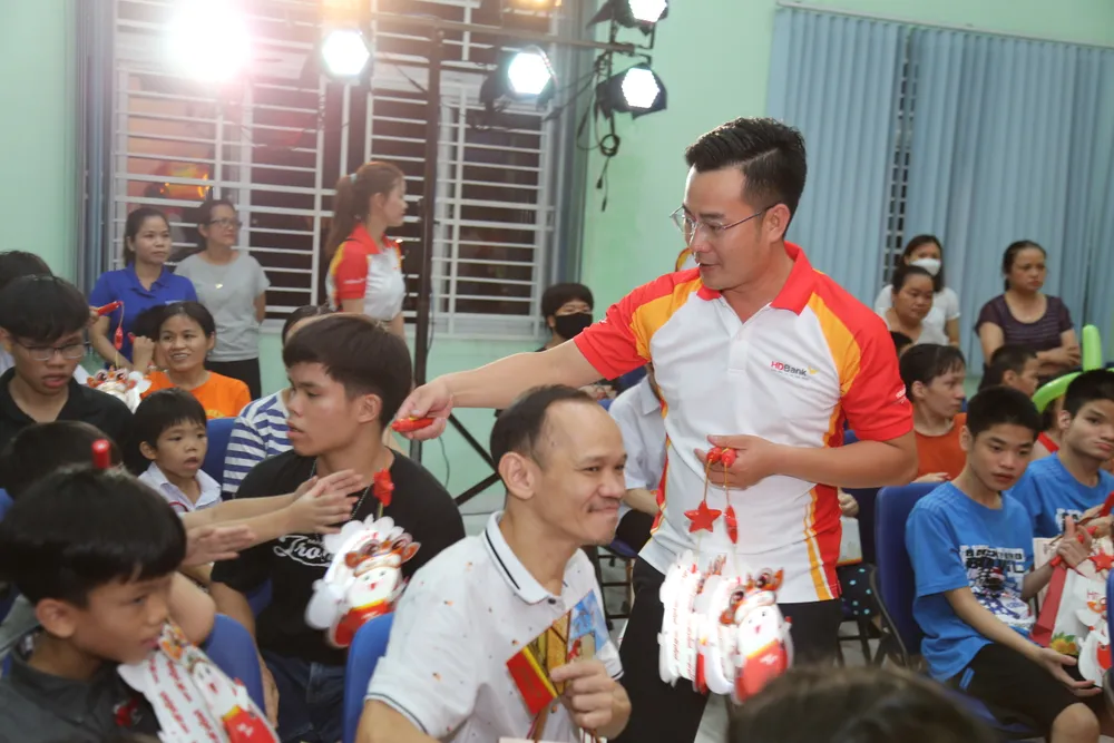 CBNV HDBank thăm, tặng quà cho các em nhỏ tại Trung tâm Bảo trợ nuôi dưỡng trẻ em Tam Bình (TP. Thủ Đức, TP.HCM) dịp Trung thu 2023 CBNV HDBank thăm, tặng quà cho các em nhỏ tại Trung tâm Bảo trợ nuôi dưỡng trẻ em Tam Bình (TP. Thủ Đức, TP.HCM) dịp Trung thu 2023