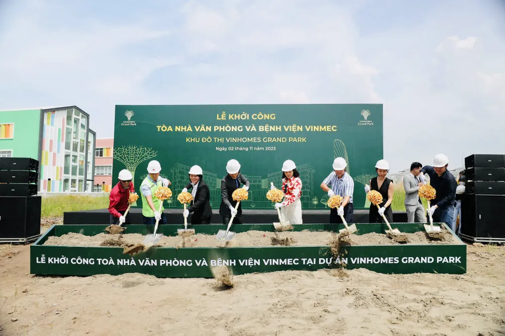 Tin vui dồn dập đến với cư dân Vinhomes Grand Park khi bộ đôi công trình tòa nhà văn phòng và Bệnh viện Vinmec được đồng loạt khởi công xây dựng Tin vui dồn dập đến với cư dân Vinhomes Grand Park khi bộ đôi công trình tòa nhà văn phòng và Bệnh viện Vinmec được đồng loạt khởi công xây dựng