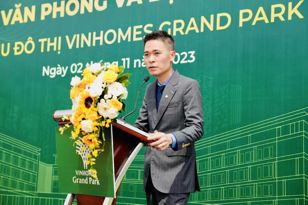 Ông Trần Trường Sơn, Giám đốc Kinh doanh Vinhomes phát biểu tại lễ khởi công sáng ngày 2-11-2023 Ông Trần Trường Sơn, Giám đốc Kinh doanh Vinhomes phát biểu tại lễ khởi công sáng ngày 2-11-2023
