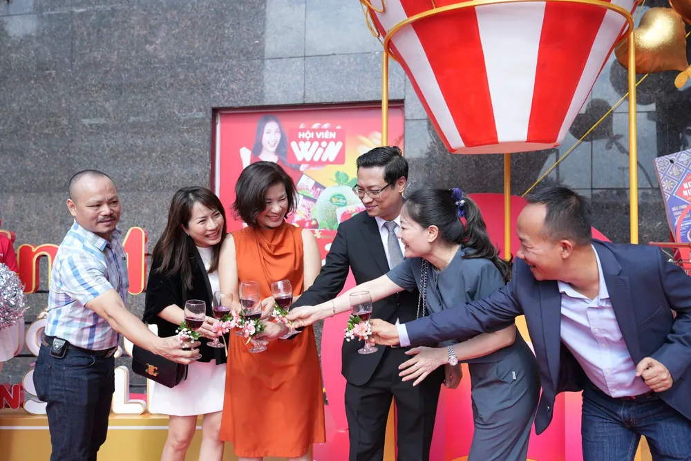 Ban lãnh đạo WinCommerce cùng các Quý đối tác nâng ly chúc mừng sinh nhật 9 tuổi của hệ thống bán lẻ WinCommerce