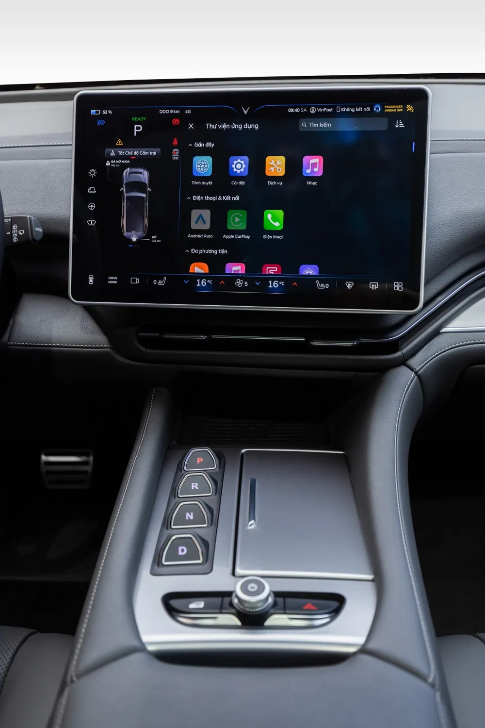 Màn hình thông tin – giải trí trên xe VinFast VF 9 có kích thước đến 15,6 inch, kết hợp cùng trợ lý ảo tiếng Việt, mang tới trải nghiệm thân thiện và gần gũi với người dùng Màn hình thông tin – giải trí trên xe VinFast VF 9 có kích thước đến 15,6 inch, kết hợp cùng trợ lý ảo tiếng Việt, mang tới trải nghiệm thân thiện và gần gũi với người dùng