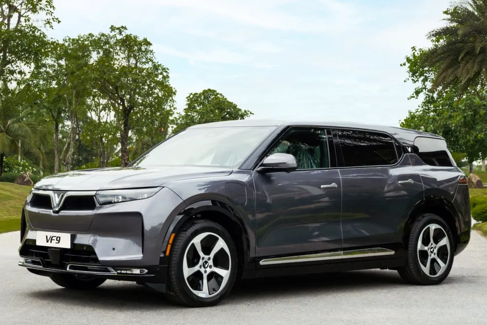 Được chắp bút bởi studio nổi tiếng Pininfarina, VinFast VF 9 sở hữu thiết kế bề thế, sang trọng nhưng vẫn đảm bảo sự tối ưu hiệu năng theo nguyên tắc khí động học Được chắp bút bởi studio nổi tiếng Pininfarina, VinFast VF 9 sở hữu thiết kế bề thế, sang trọng nhưng vẫn đảm bảo sự tối ưu hiệu năng theo nguyên tắc khí động học