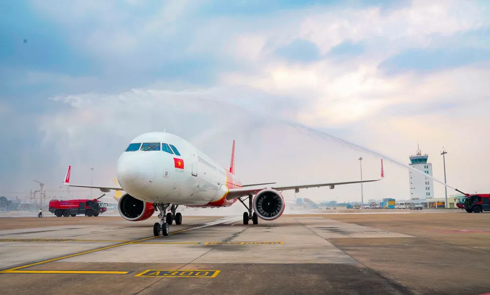 Máy bay Vietjet được chào đón với nghi thức vòi rồng