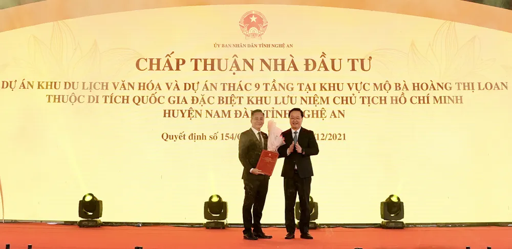 Ông Nguyễn Đức Trung, Phó Bí thư Tỉnh uỷ, Chủ tịch UBND tỉnh Nghệ An (bên phải) trao Quyết định chấp thuận Nhà đầu tư thực hiện dự án cho ông Vũ Trọng Tuấn, Tổng Giám đốc Công ty cổ phần TMDV Tràng Thi (đơn vị thành viên của Tập đoàn T&T Group) (bên trái) Ông Nguyễn Đức Trung, Phó Bí thư Tỉnh uỷ, Chủ tịch UBND tỉnh Nghệ An (bên phải) trao Quyết định chấp thuận Nhà đầu tư thực hiện dự án cho ông Vũ Trọng Tuấn, Tổng Giám đốc Công ty cổ phần TMDV Tràng Thi (đơn vị thành viên của Tập đoàn T&T Group) (bên trái)