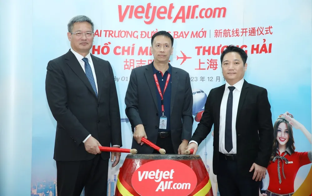 Tổng Lãnh sự CHND Trung Hoa tại TPHCM Ngụy Hoa Tường (Wei Huaxiang); Phó Tổng giám đốc Vietjet Nguyễn Thanh Sơn; Phó Giám đốc Sở Du lịch TPHCM Lê Trương Hiền Hòa (từ trái qua phải) thực hiện nghi thức khai trương đường bay TPHCM - Thượng Hải Tổng Lãnh sự CHND Trung Hoa tại TPHCM Ngụy Hoa Tường (Wei Huaxiang); Phó Tổng giám đốc Vietjet Nguyễn Thanh Sơn; Phó Giám đốc Sở Du lịch TPHCM Lê Trương Hiền Hòa (từ trái qua phải) thực hiện nghi thức khai trương đường bay TPHCM - Thượng Hải