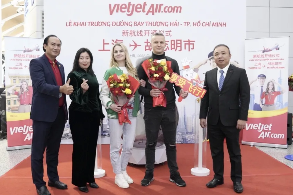 Những hành khách trên chuyến bay khai trương giữa TPHCM và Thượng Hải được lãnh đạo Vietjet chào đón và tặng hoa và quà lưu niệm Những hành khách trên chuyến bay khai trương giữa TPHCM và Thượng Hải được lãnh đạo Vietjet chào đón và tặng hoa và quà lưu niệm