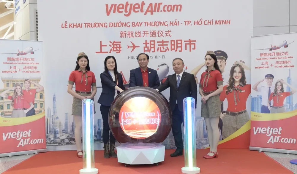 Phó Tổng Giám đốc Vietjet Tô Việt Thắng (giữa) và ông Nguyễn Thế Tùng, Tổng Lãnh sự Việt Nam tại Thượng Hải (thứ hai từ phải sang) cùng lãnh đạo sân bay Thượng Hải thực hiện nghi thức khai trương đường bay Phó Tổng Giám đốc Vietjet Tô Việt Thắng (giữa) và ông Nguyễn Thế Tùng, Tổng Lãnh sự Việt Nam tại Thượng Hải (thứ hai từ phải sang) cùng lãnh đạo sân bay Thượng Hải thực hiện nghi thức khai trương đường bay