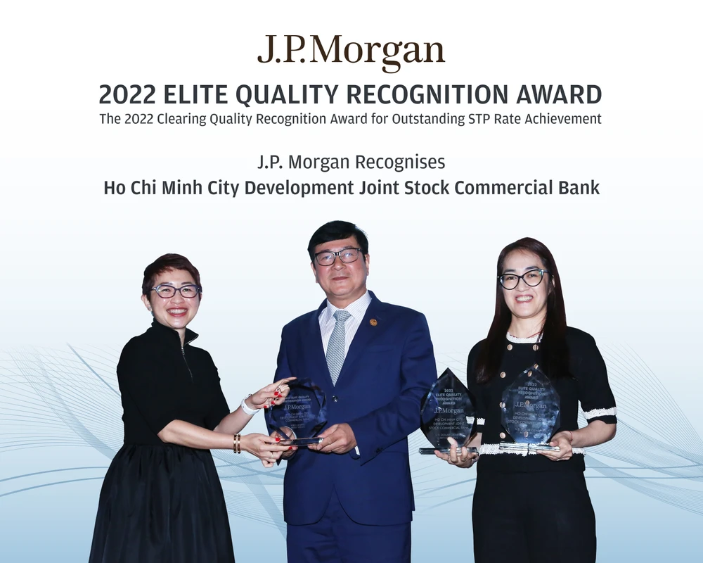 Ông Trần Hoài Nam, Phó Tổng Giám đốc HDBank đại diện ngân hàng nhận giải thưởng từ J.P Morgan Chase hdb1-5626.jpg