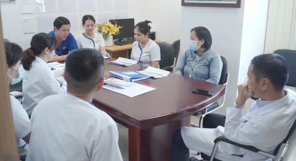 Gia đình bệnh nhân cùng đội ngũ y bác sĩ đến từ đa chuyên khoa Vinmec Đà Nẵng trong buổi hội chẩn can thiệp và điều trị cho bệnh nhân H.T.H anh-2-311.jpg