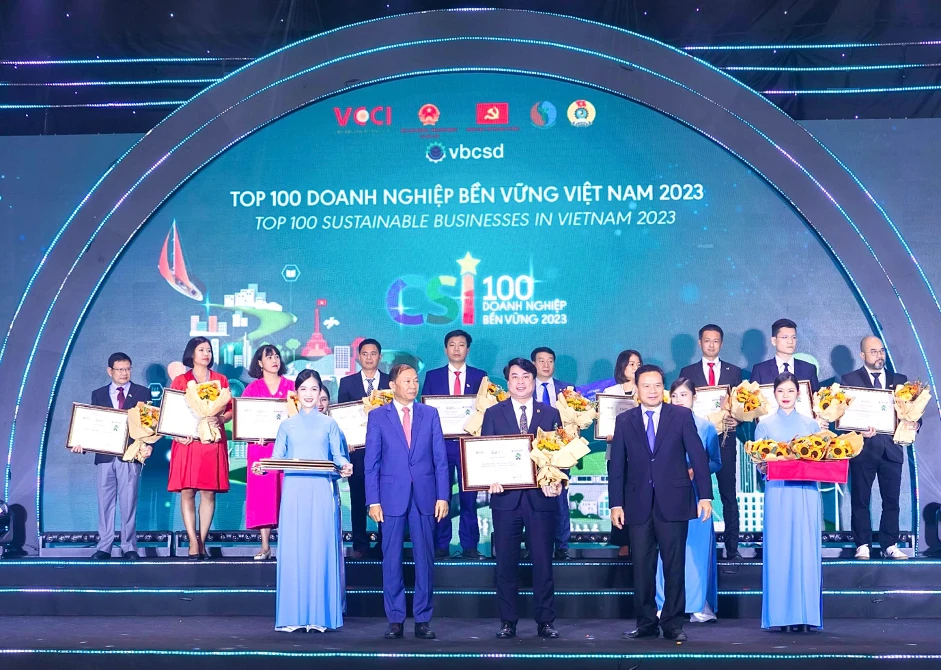 Ông Nguyễn Văn Hảo, Phó Tổng giám đốc HDBank nhận giải thưởng Top 100 doanh nghiệp bền vững tại Lễ trao giải CSI100 2023 do Liên đoàn Thương mại và Công nghiệp Việt Nam (VCCI) tổ chức anh-1-5740.png