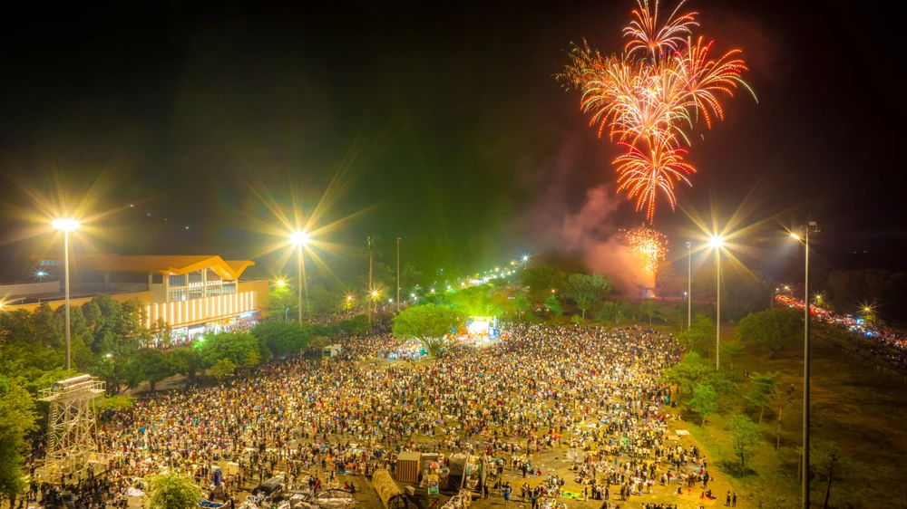 Màn bắn pháo hoa tại Tây Ninh thu hút hàng ngàn du khách và nhân dân 3-4706.jpg