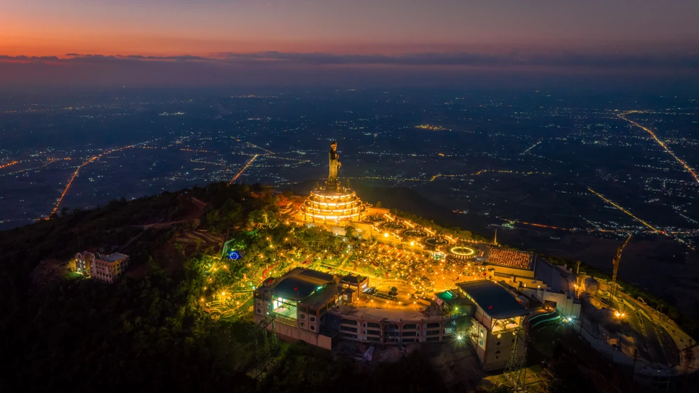 Khung cảnh ảo diệu thiêng liêng của đỉnh núi cao nhất Nam bộ 8-1116.jpg