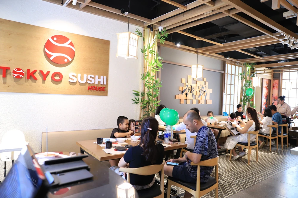 Khách hàng dùng bữa trưa tại Tokyo Sushi House – nhà hàng Nhật bên trong tổ hợp Saigon By Night tokyo-sushi-house-6959.jpg
