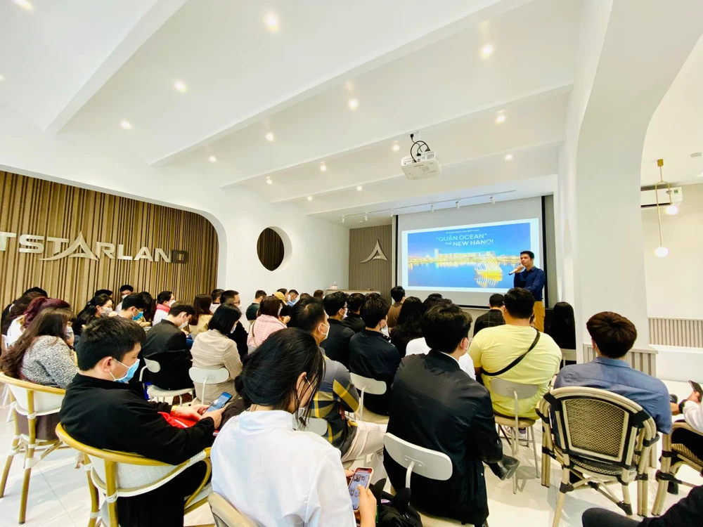 Đội ngũ nhân viên môi giới thế hệ mới thường xuyên được tham gia các khoá đào tạo sản phẩm chuyên sâu để nâng cao năng lực, am hiểu sản phẩm ở mọi phân khúc thị trường a2-1-6776.jpg
