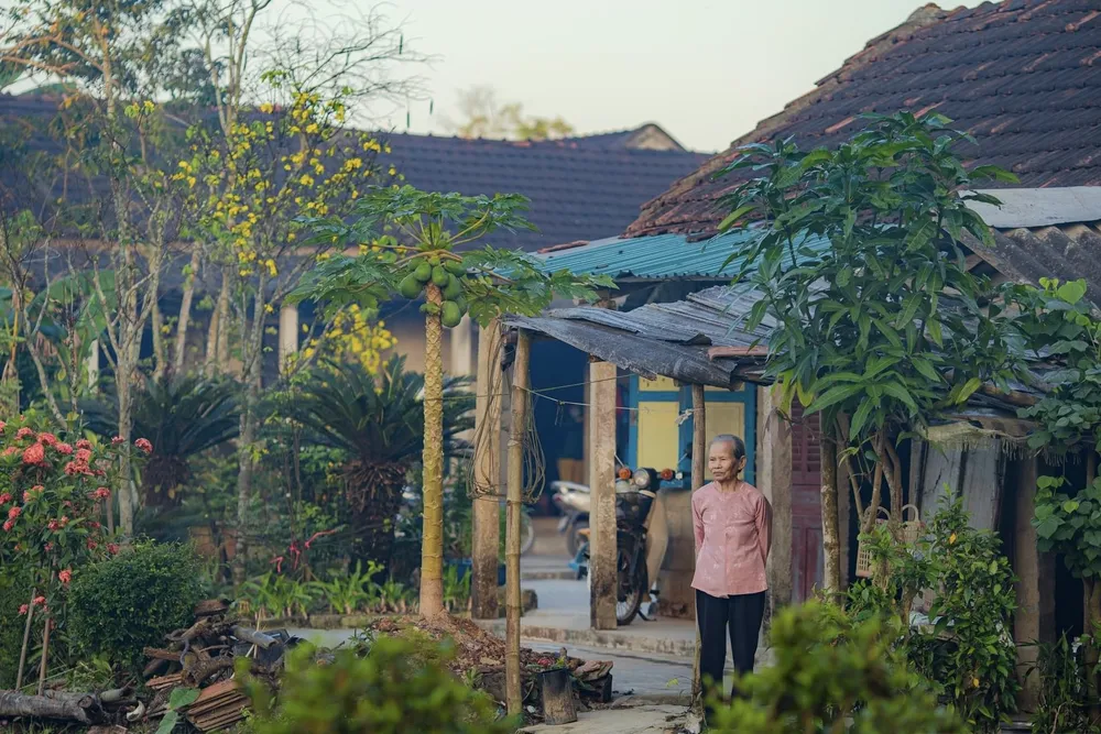 Bên hiên nhà mạ vẫn đợi con. Ảnh: LÊ ĐÌNH HOÀNG anh-ma-ban-dung-nhin-hoa-1137.jpg