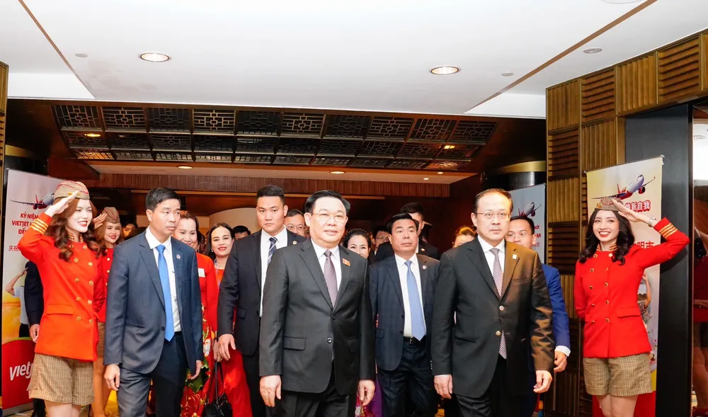 Chủ tịch Quốc hội Vương Đình Huệ cùng đoàn lãnh đạo cấp cao Việt Nam - Trung Quốc dự lễ kỷ niệm 10 năm bay Trung Quốc và công bố đường bay TPHCM - Tây An của Vietjet A1.JPG