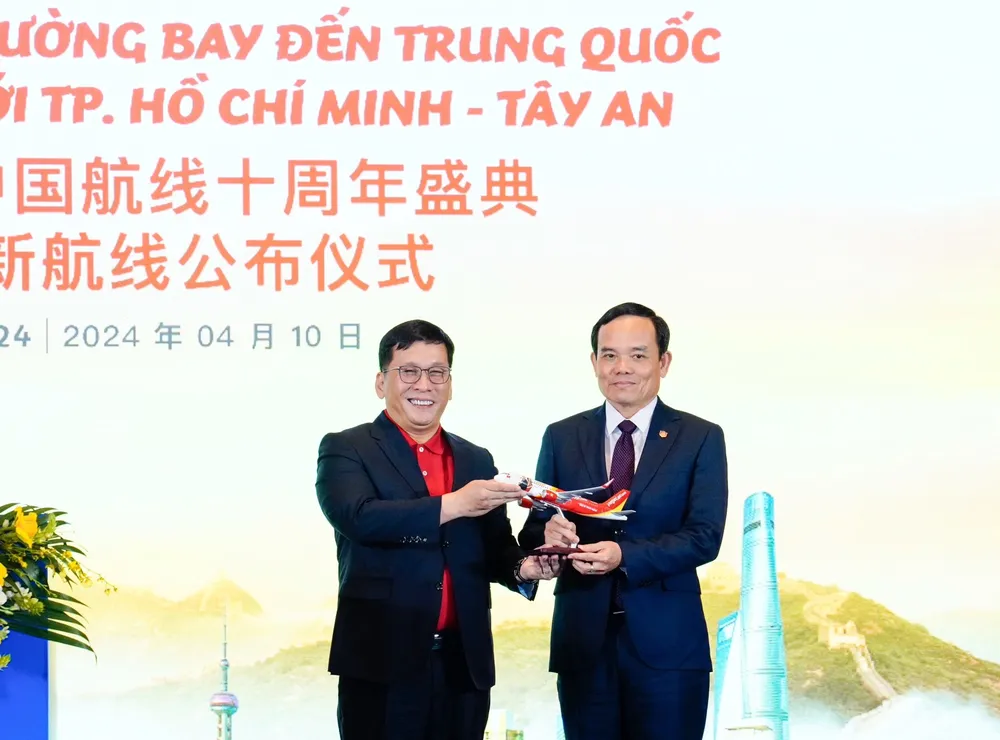 Phó Thủ tướng Trần Lưu Quang chúc mừng Vietjet với đường bay mới A6.JPG