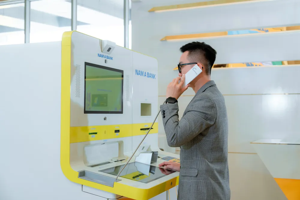 Khách hàng giao dịch tại ONEBANK Hình 1 - ONEBANK.jpg