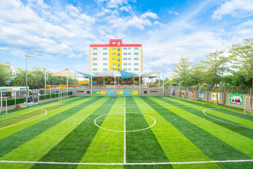 Khu phức hợp thể thao bao gồm sân bóng - hồ bơi - sân đa năng phục vụ tối đa nhu cầu vận động, rèn luyện thể chất cho học sinh 20240109 - PL - sân bóng ngoài trời--2.jpg