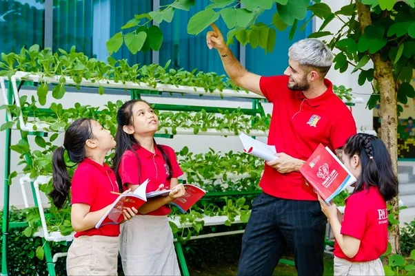 Nhiều giờ học thực hành giúp học sinh quan sát và tiếp thu bài học kiến thức từ trải nghiệm thực tế Picture4.jpg