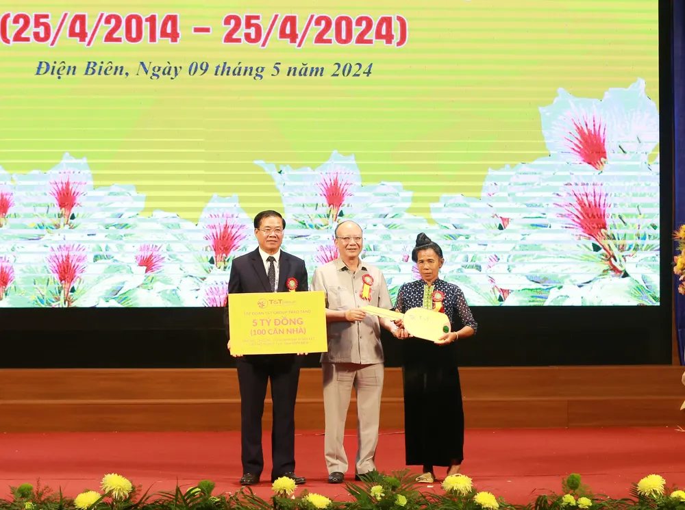 Ông Nguyễn Tất Thắng, Chủ tịch HĐQT Tập đoàn T&T Group (giữa) trao tặng tỉnh Điện Biên 5 tỷ đồng (100 căn nhà) và trao chìa khoá tượng trưng cho gia đình được hỗ trợ làm nhà Ảnh 1.jpeg