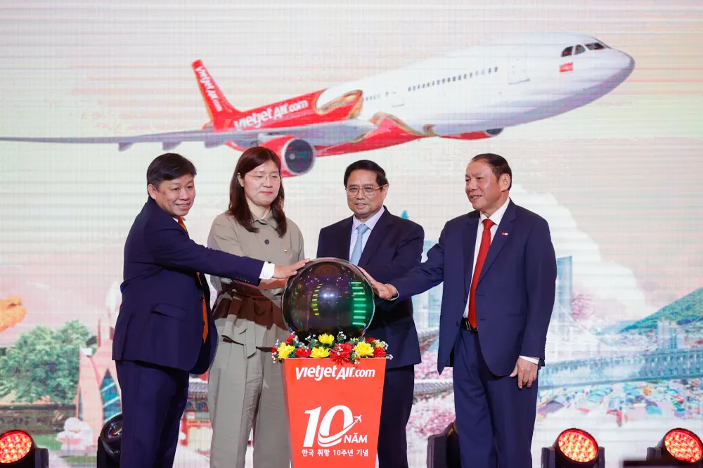 Từ phải sang: Bộ trưởng Bộ VH-TT-DL Nguyễn Văn Hùng, Thủ tướng Chính phủ Phạm Minh Chính, Thứ trưởng Bộ VH-TT-DL Hàn Quốc Jang Mi-Ran và lãnh đạo Vietjet thực hiện nghi thức công bố đường bay mới Daegu - Nha Trang A2.jpg