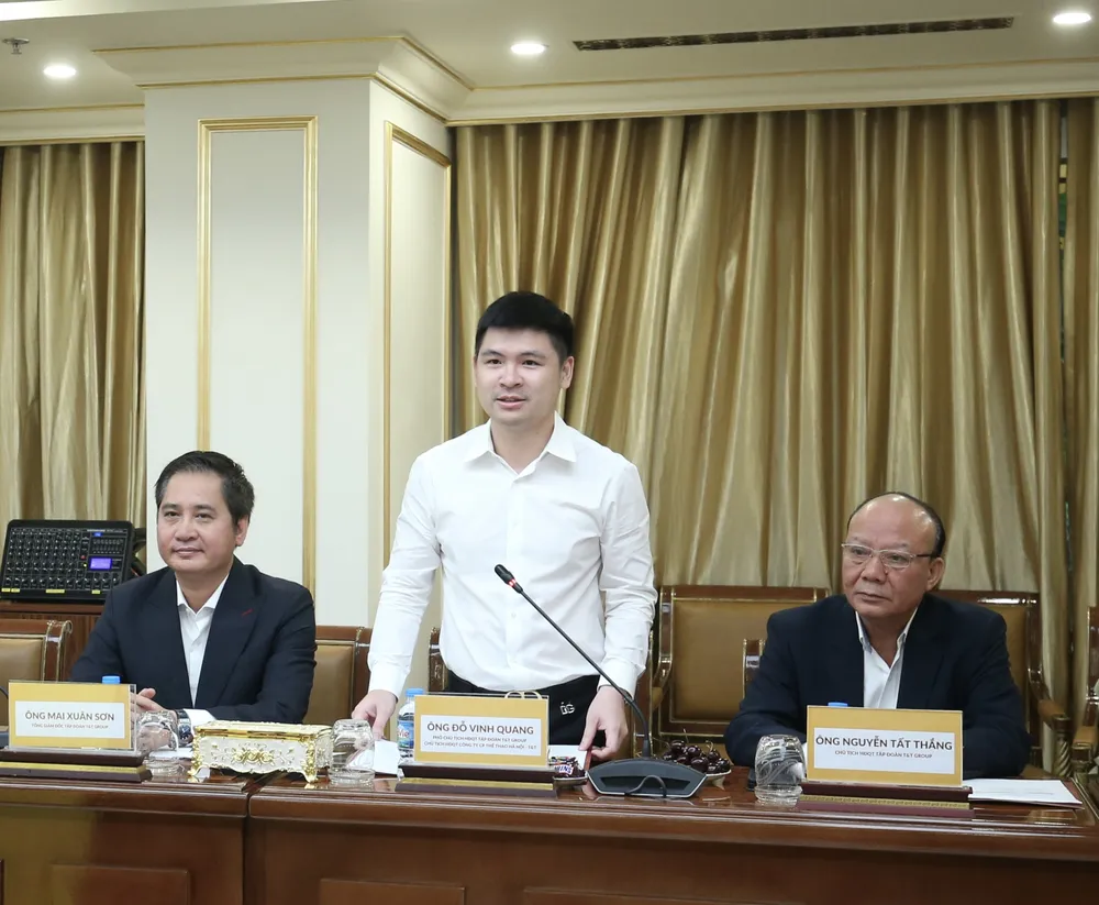 Ông Đỗ Vinh Quang, Phó Chủ tịch HĐQT Tập đoàn T&T Group phát biểu trong lễ vinh danh Anh-2.JPG