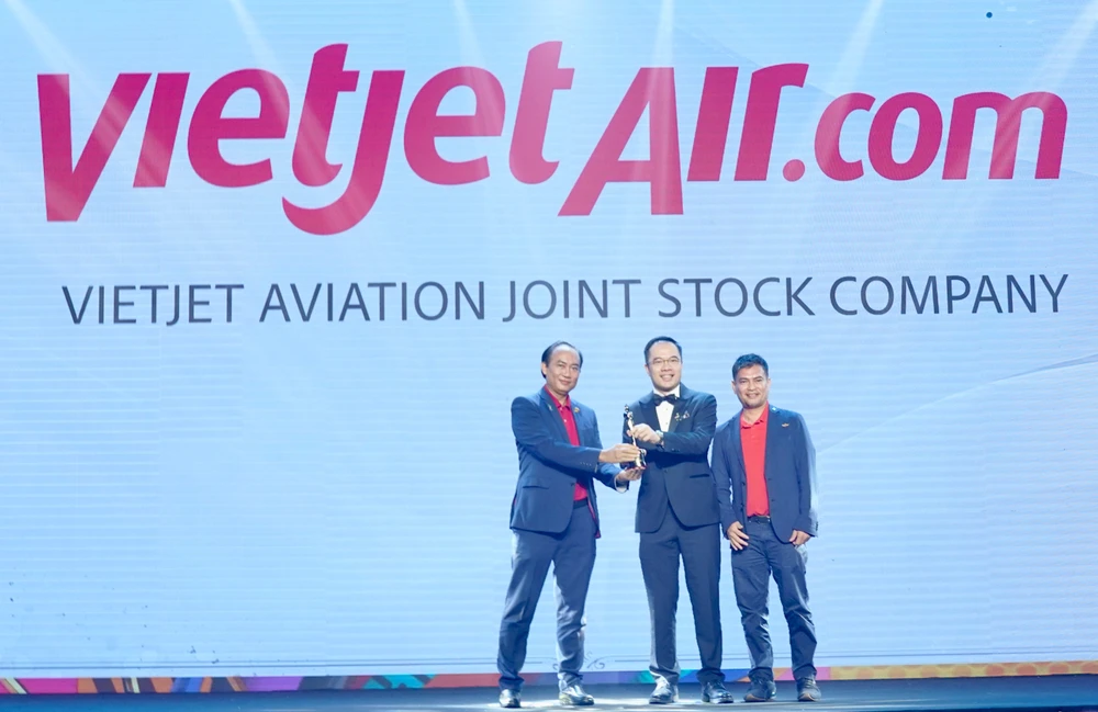 Phó Tổng Giám đốc Vietjet Tô Việt Thắng (ngoài cùng bên trái) - đại diện Vietjet nhận Giải thưởng "Nơi làm việc tốt nhất châu Á" 2024 A2.JPEG
