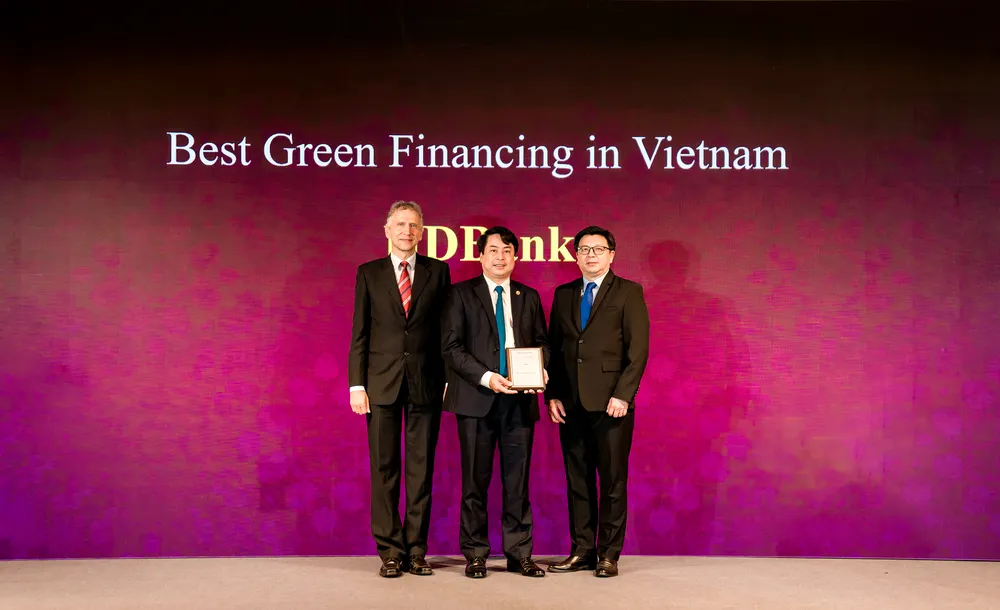 Đại diện Lãnh đạo HDBank nhận giải thưởng từ The Asian Banker HDB_1.png