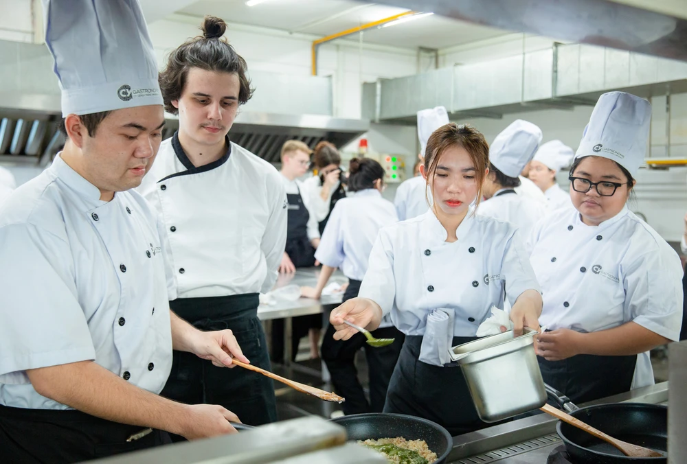 Sinh viên chương trình cử nhân ĐH CY Cergy Paris (Pháp) liên kết với Trường ĐH Công nghệ TPHCM trong giờ học thực hành Y4b.jpg