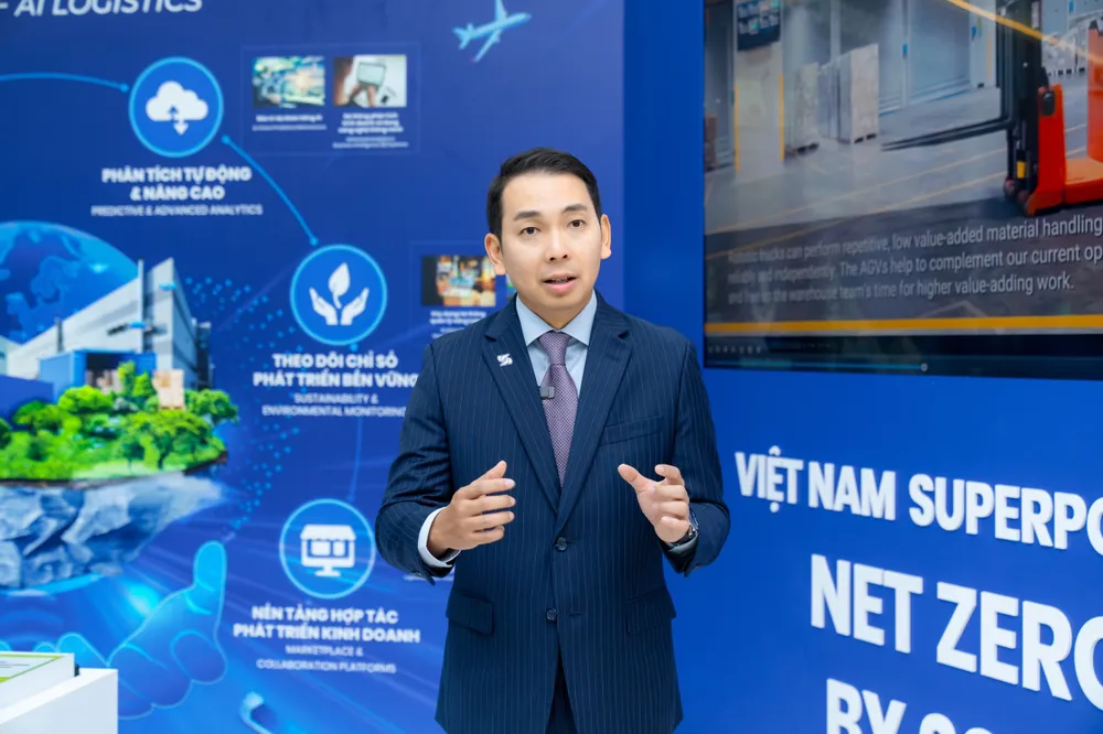 Tiến sĩ Yap Kwong Weng, CEO Việt Nam SuperPort™ thuyết trình về tương lai “siêu cảng” CEO T&Y .jpg