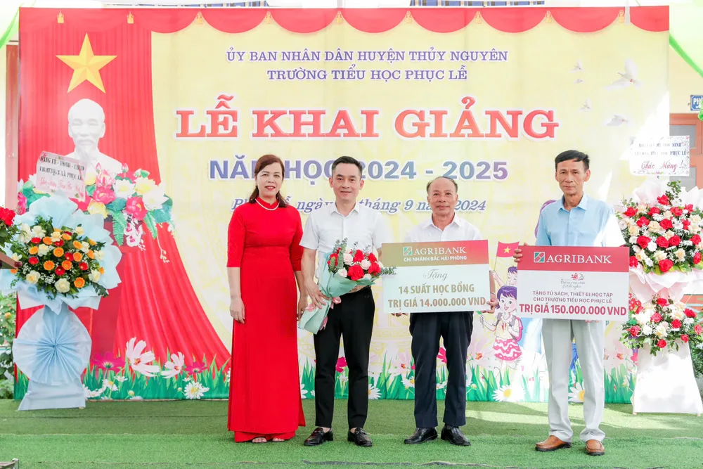 Agribank trao tặng các thiết bị học tập tại Trường Tiểu học Phục Lễ (Hải Phòng) Ảnh 1. Agribank trao tặng các thiết bị học tập tại Trường Tiểu học Phục Lễ (Hải Phòng).jpg