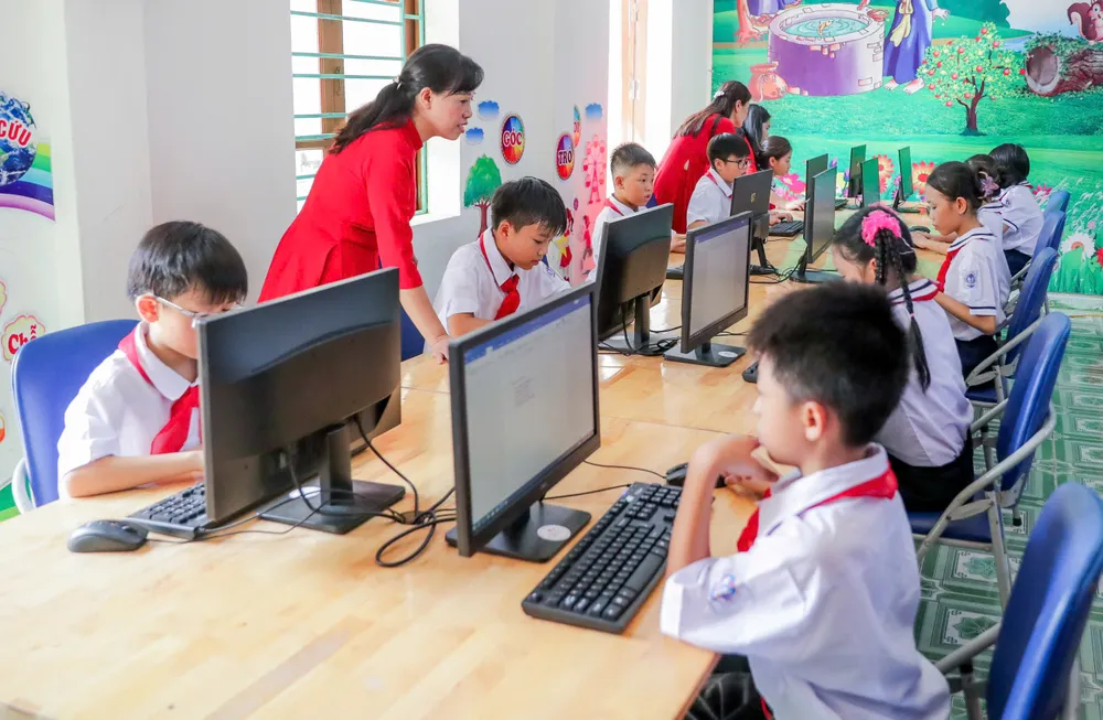 Các em học sinh thực hành trên máy tính do Agribank tài trợ Ảnh 2. Các em học sinh thực hành trên máy tính do Agribank tài trợ.jpg