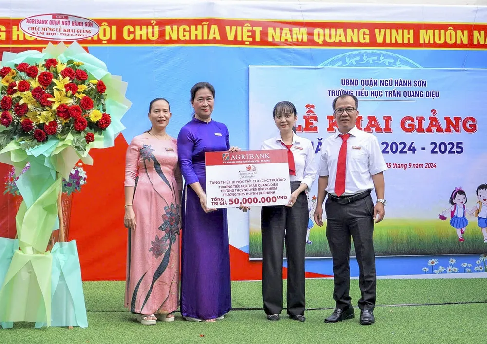 Đại diện Trường Tiểu học Trần Quang Diệu, quận Ngũ Hành Sơn, thành phố Đà Nẵng nhận biểu trưng trao tặng từ Agribank Ảnh 4. Đại diện trường Tiểu học Trần Quang Diệu, quận Ngũ Hành Sơn, thành phố Đà Nẵng nhận biểu trưng trao tặng từ Agribank.jpg