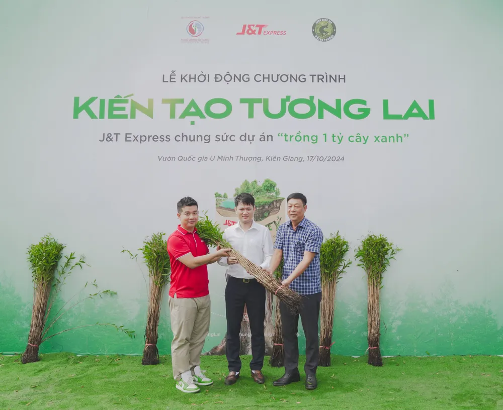 Ông Nguyễn Anh Tuấn, Giám đốc Chiến lược J&T Express Việt Nam trao cây xanh đến đại diện Vườn Quốc gia 4. Ông Nguyễn Anh Tuấn - Giám đốc Chiến lược J&T Express Việt Nam trao cây xanh đến Đại diện Vườn Quốc gia..jpg