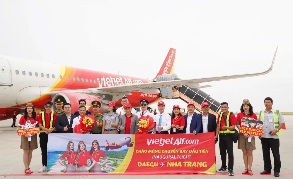 Lãnh đạo sân bay quốc tế Cam Ranh chúc mừng Vietjet và phi hành đoàn trên chuyến bay khai trương A3.jpg
