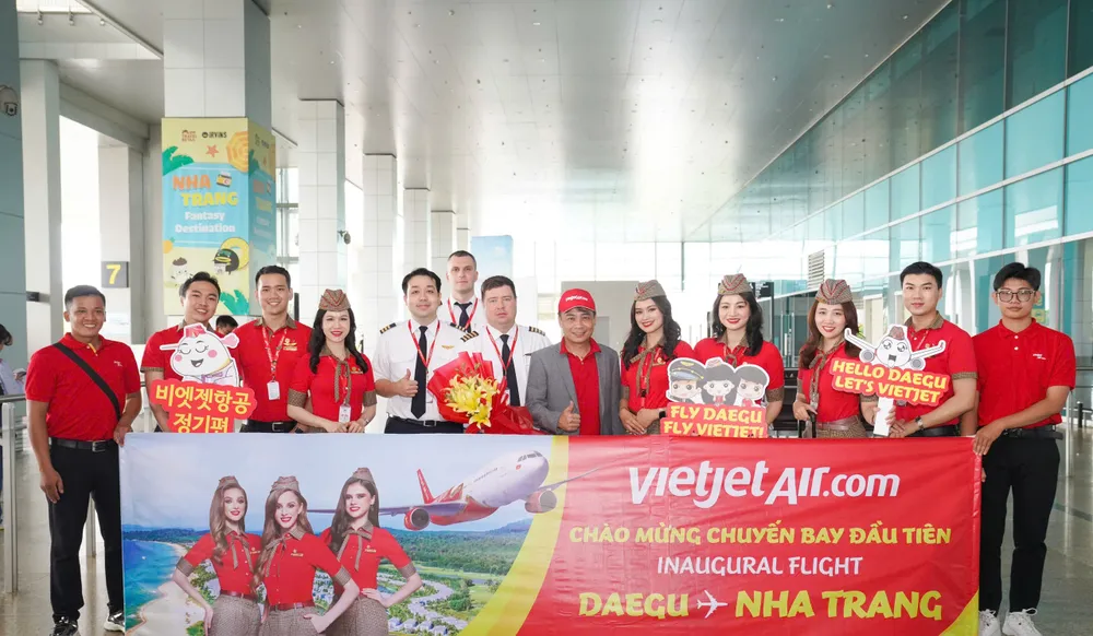 Phi hành đoàn Vietjet, hành khách và người dân hai nước vui mừng chào đón đường bay mới kết nối Việt Nam - Hàn Quốc của Vietjet A6.jpg