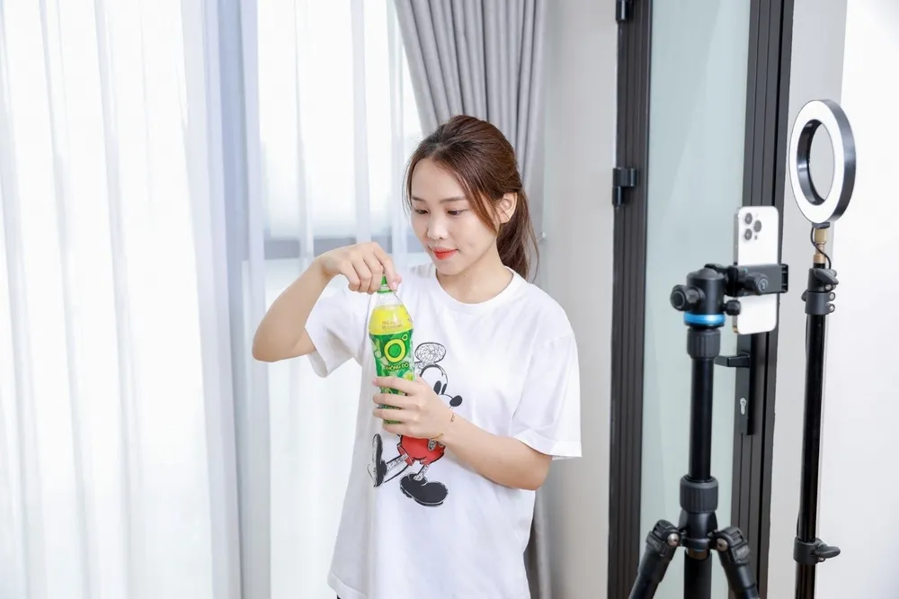 Livestream bán hàng là một trong những nghề hot thu hút rất nhiều sinh viên năng động tham gia 3.jpg