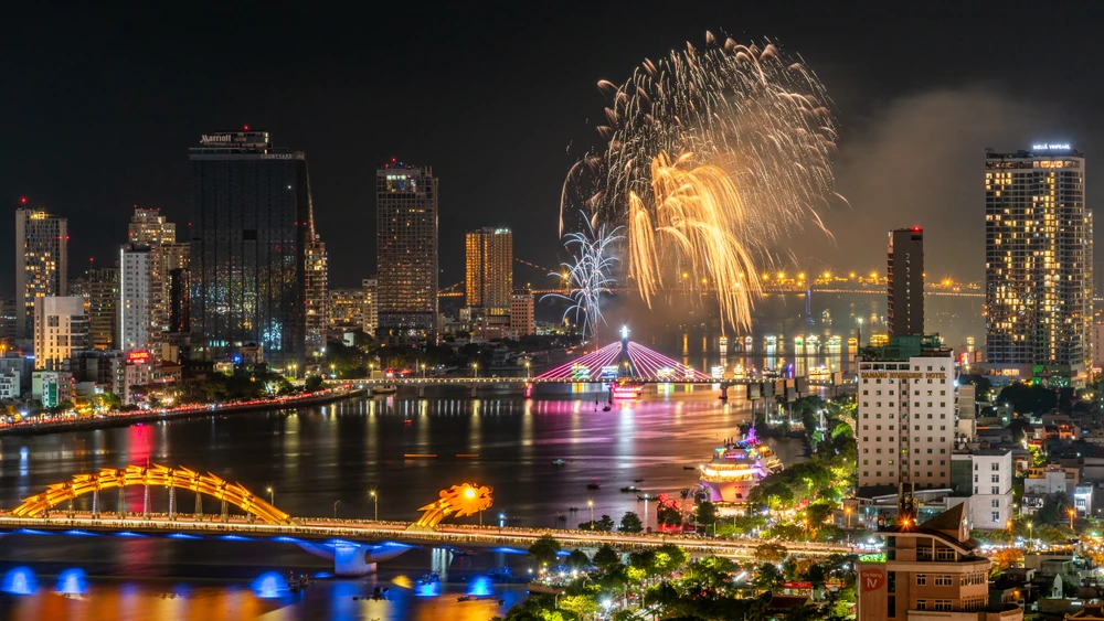 Copy of Da Nang glowing in the DIFF 2023 fireworks.jpg