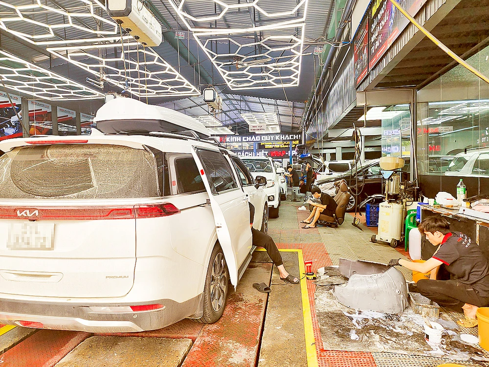 Một cơ sở chăm sóc ô tô tại phường 14, quận Gò Vấp, TPHCM. Ảnh: ĐỨC TRUNG G1c.jpg