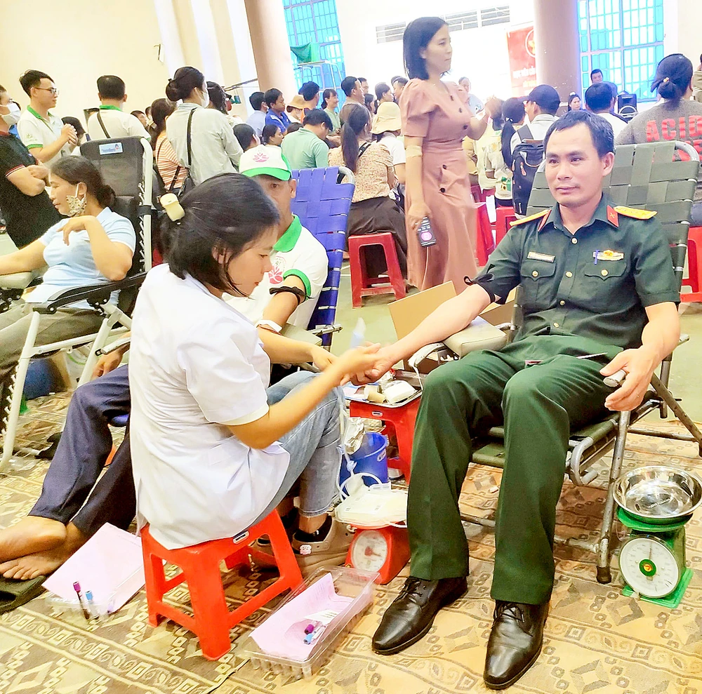 Thiếu tá Nguyễn Trung Hải tham gia hiến máu tình nguyện tại địa phương. Ảnh: MAI CƯỜNG G1i.jpg