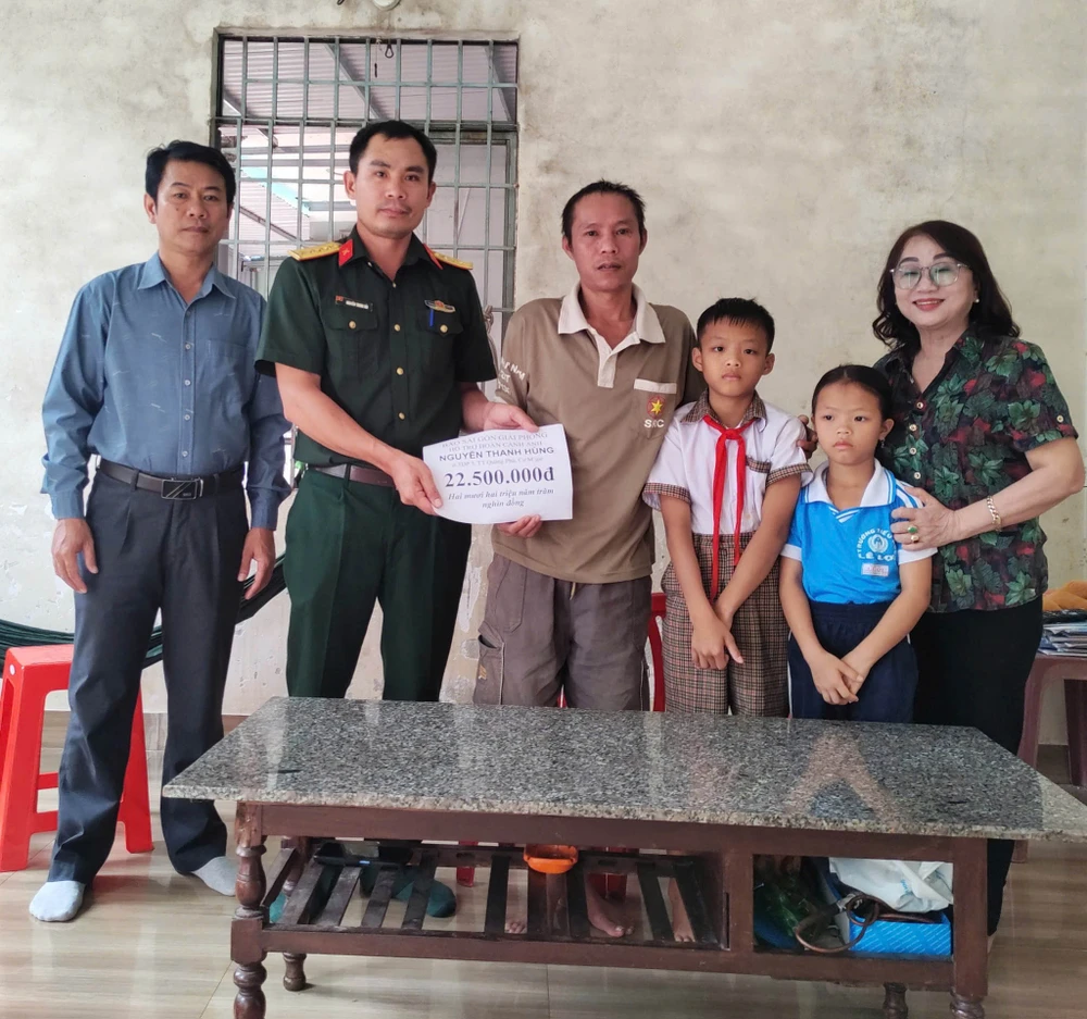 Thiếu tá Nguyễn Trung Hải trao tiền hỗ trợ từ bạn đọc Báo SGGP cho một hoàn cảnh khó khăn ở huyện Cư M’gar, Đắk Lắk G5a.jpg