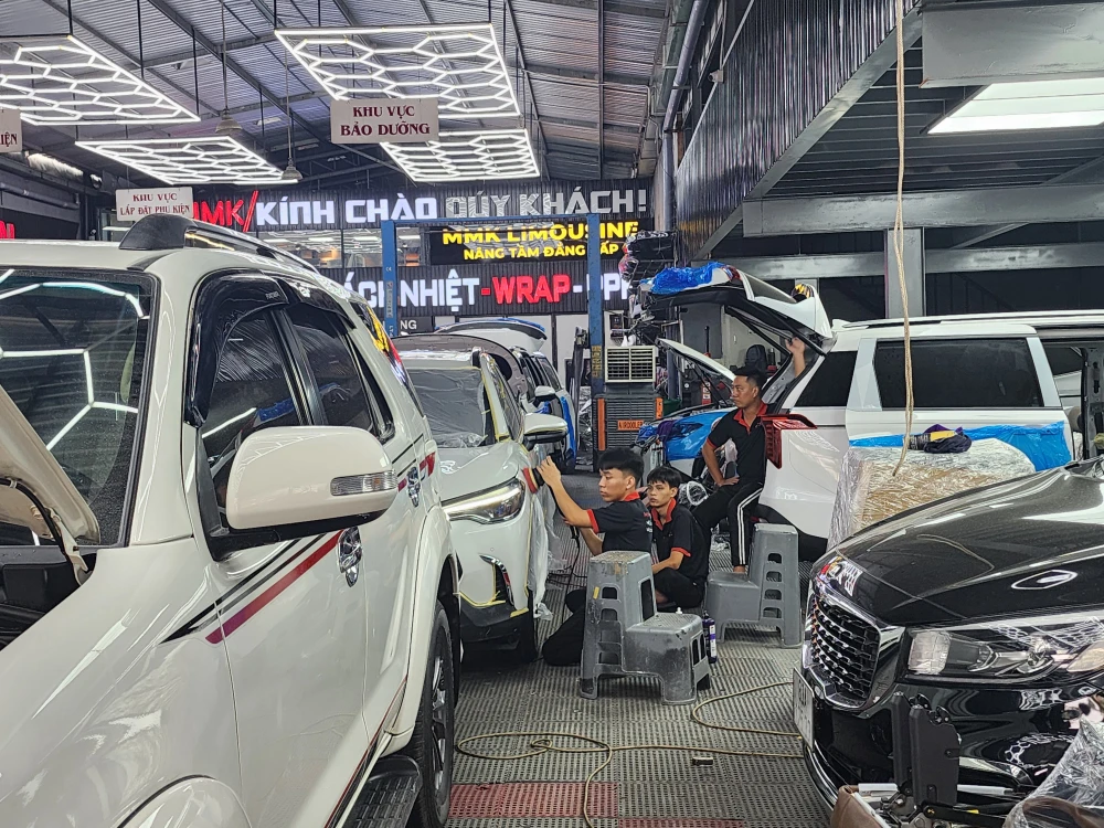 Nhiều khách hàng đem xe đến tân trang tại một cơ sở chăm sóc ô tô ở phường 14, quận Gò Vấp, TPHCM G5b.jpg