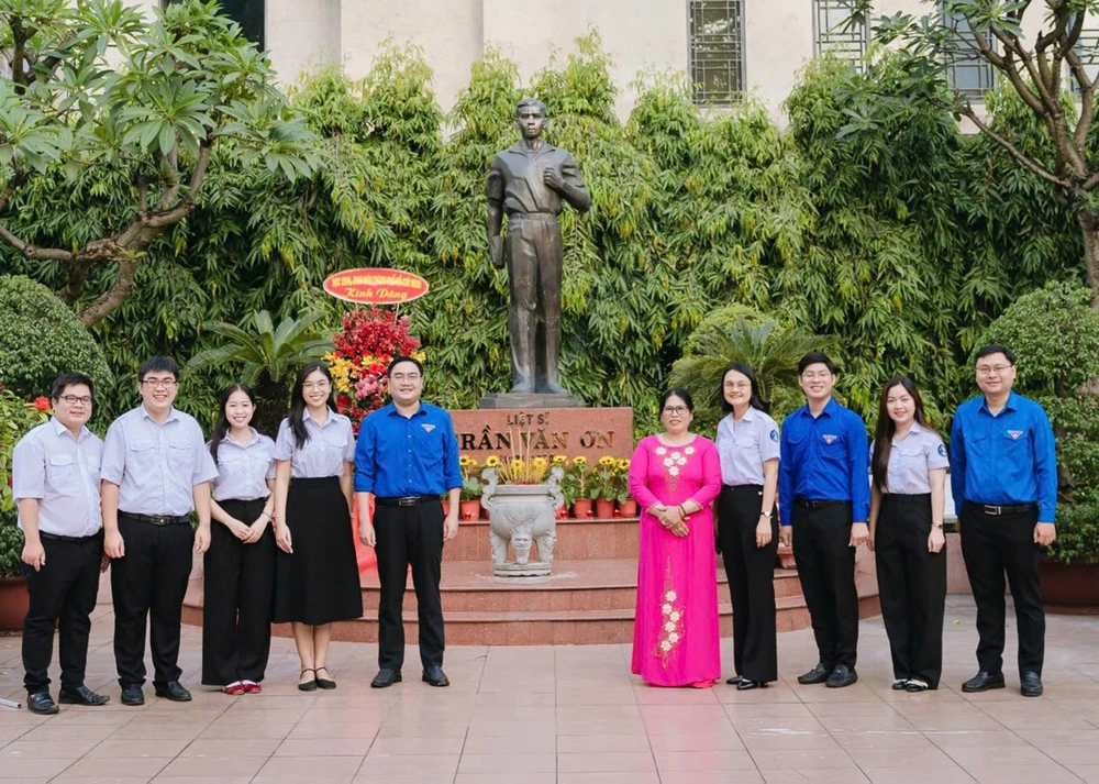 Tượng đài Anh hùng Lực lượng vũ trang nhân dân, liệt sĩ Trần Văn Ơn sau khi được chỉnh trang I1k.jpg