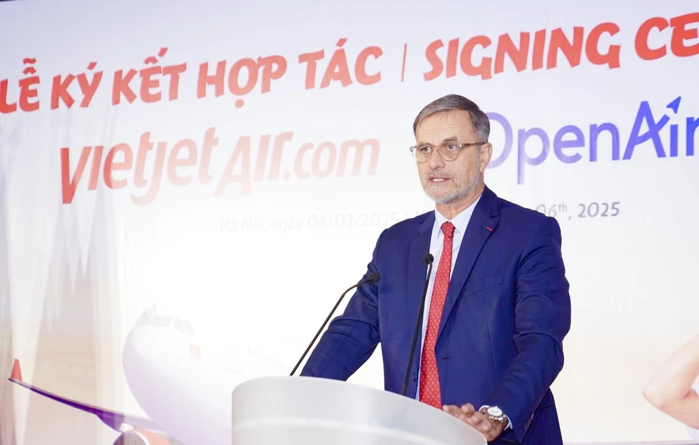 Đại sứ Pháp tại Việt Nam Olivier Brochet chúc mừng hợp tác giữa Vietjet và OpenAirlines Photo 1.jpg