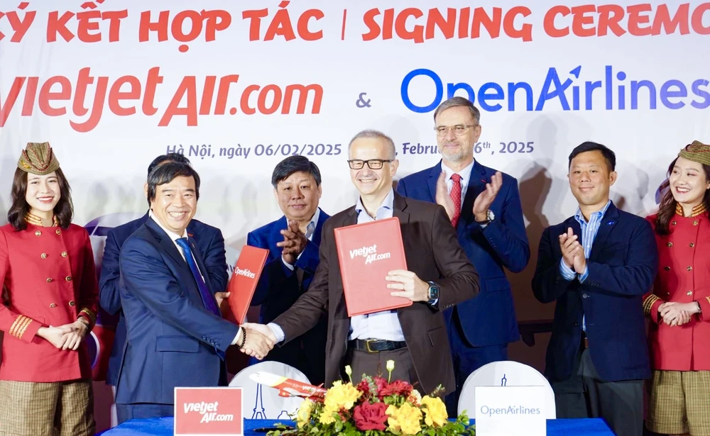 Phó Tổng giám đốc Vietjet Nguyễn Đức Thịnh (trái) và CEO OpenAirlines Alexandre Feray (phải) ký kết thoả thuận chiến lược triển khai ứng dụng SkyBreathe® tối ưu nhiên liệu bay, giảm xả thải CO2 Photo 9.jpg